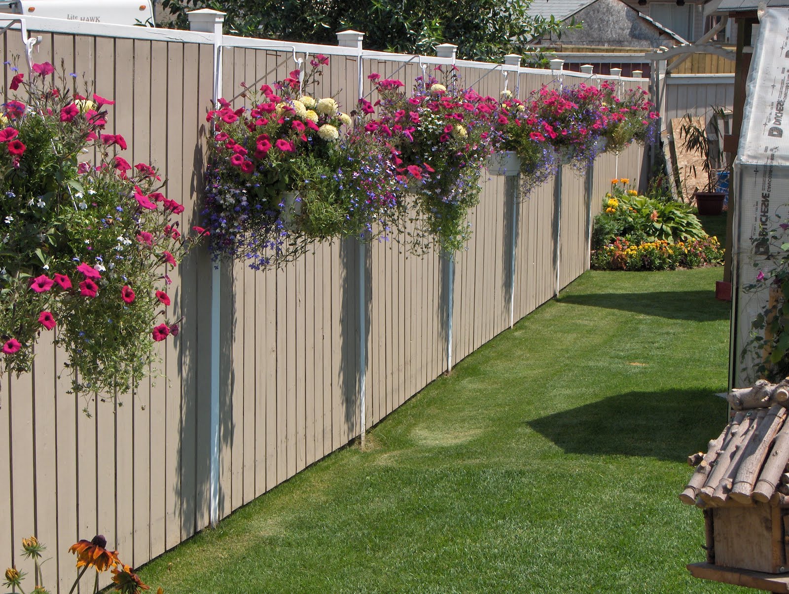 30+ Cool Garden Fence Decoration Ideas
