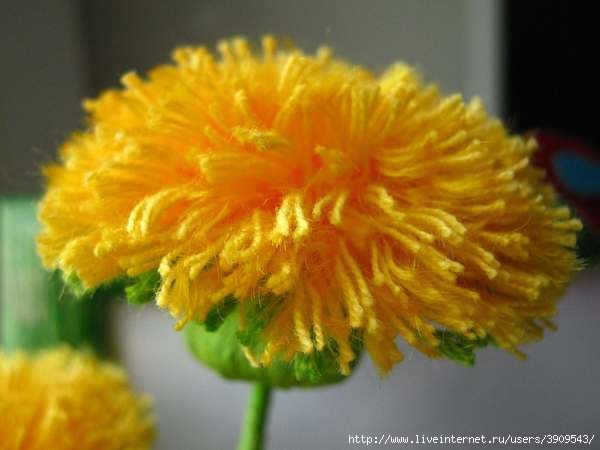 Craft Pretty Yarn Dandelions for Your Home