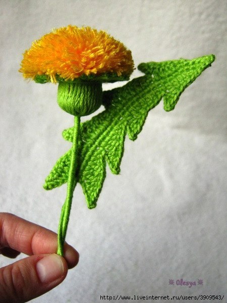 Craft Pretty Yarn Dandelions for Your Home