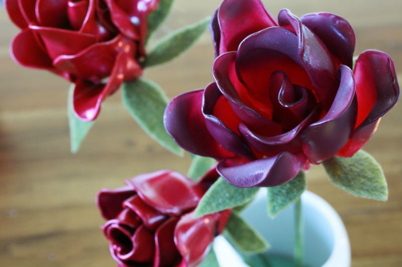 How to DIY Pretty Roses from Plastic Spoons