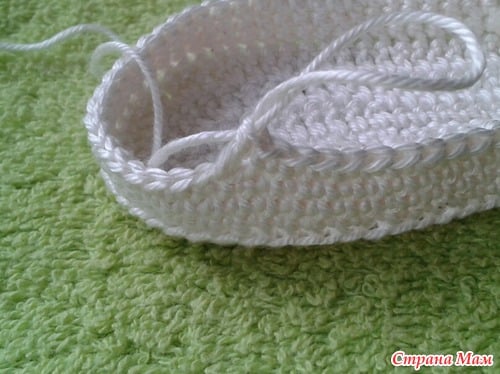 diy-crochet-baby-booties-with-ribbon-tie-03