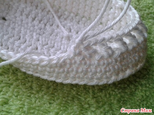 diy-crochet-baby-booties-with-ribbon-tie-05