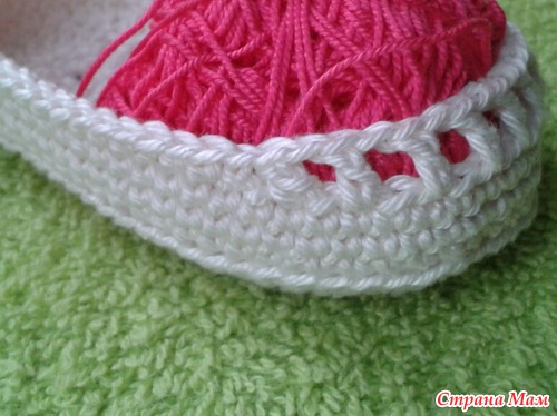 diy-crochet-baby-booties-with-ribbon-tie-07