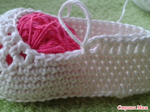 diy-crochet-baby-booties-with-ribbon-tie-10