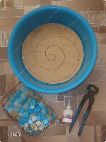 diy-mosaic-stepping-stones-for-the-garden-02 - Cool Creativities