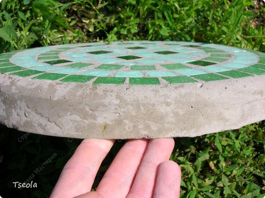 diy-mosaic-stepping-stones-for-the-garden-13