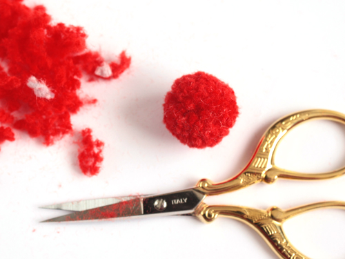 diy-pom-poms-with-a-fork-13