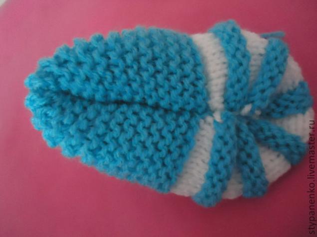 how-to-easy-knitted-cute-pom-pom-decorated-baby-booties-15