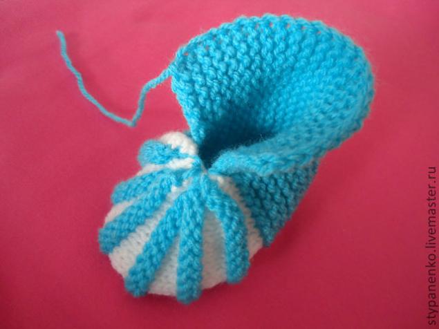 how-to-easy-knitted-cute-pom-pom-decorated-baby-booties-16