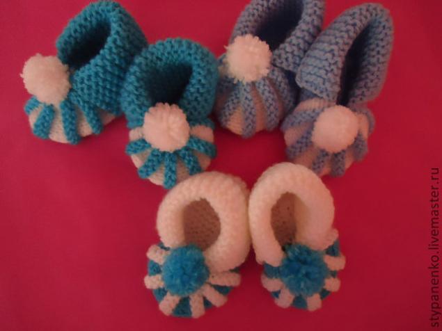 how-to-easy-knitted-cute-pom-pom-decorated-baby-booties-21