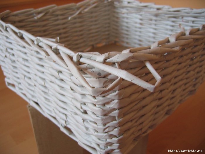 Weaving Baskets with Newspaper Wicker
