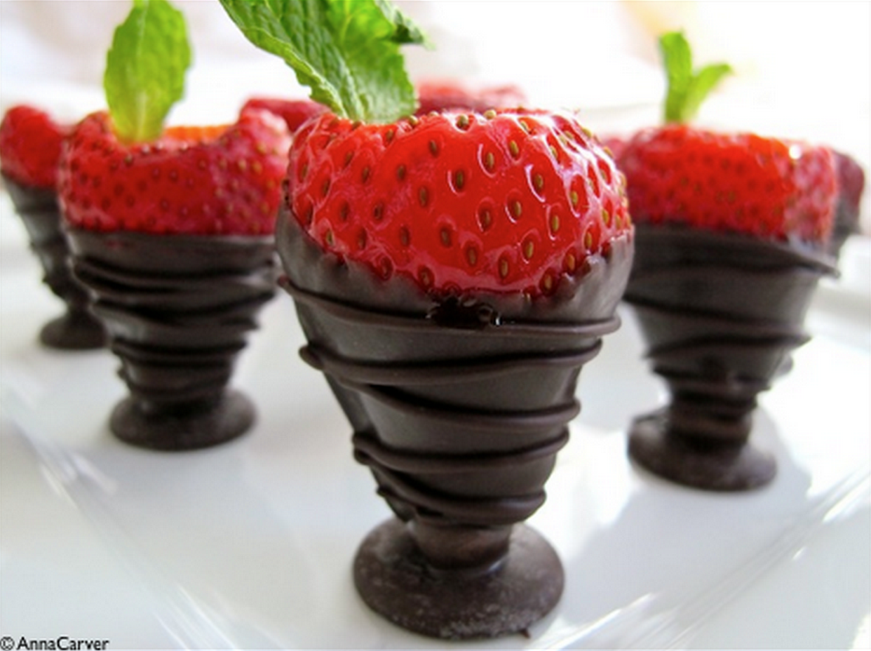 chocolate-covered-strawberry-jello-shots