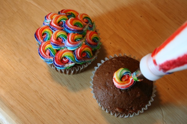 diy-colorful-swirled-cupcakes-10