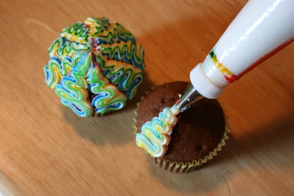diy-colorful-swirled-cupcakes-12