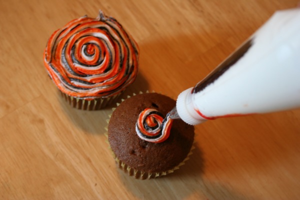 diy-colorful-swirled-cupcakes-9