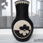 diy-decorated-vase-with-black-and-white-beans -01