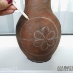 diy-decorated-vase-with-black-and-white-beans -04