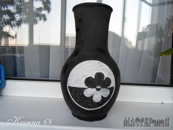 diy-decorated-vase-with-black-and-white-beans -05