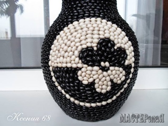 diy-decorated-vase-with-black-and-white-beans -06