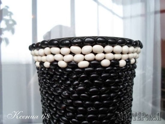 diy-decorated-vase-with-black-and-white-beans -08