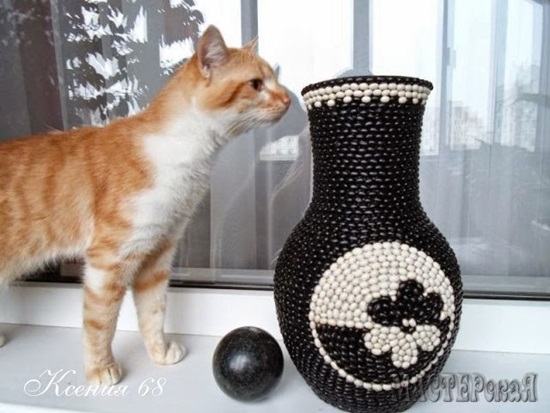 diy-decorated-vase-with-black-and-white-beans -09