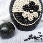 diy-decorated-vase-with-black-and-white-beans -10