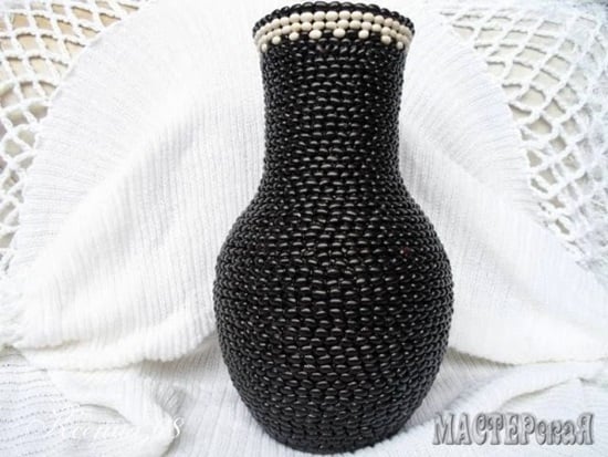 diy-decorated-vase-with-black-and-white-beans -11