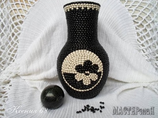 diy-decorated-vase-with-black-and-white-beans -12