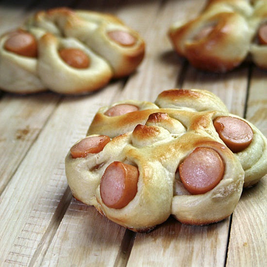 diy-flower-shaped-sausage-bread-rolls-1