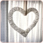 diy-heart-shaped-string-wreath-with-balloons-1