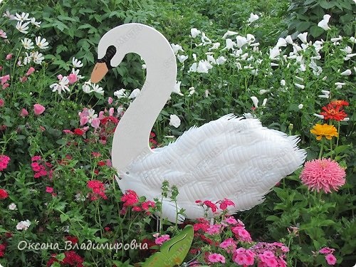 DIY Swan Garden Decorations Using Plastic Bottles