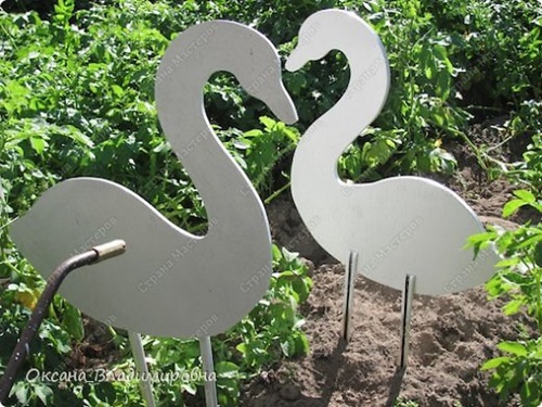 DIY Swan Garden Decorations Using Plastic Bottles