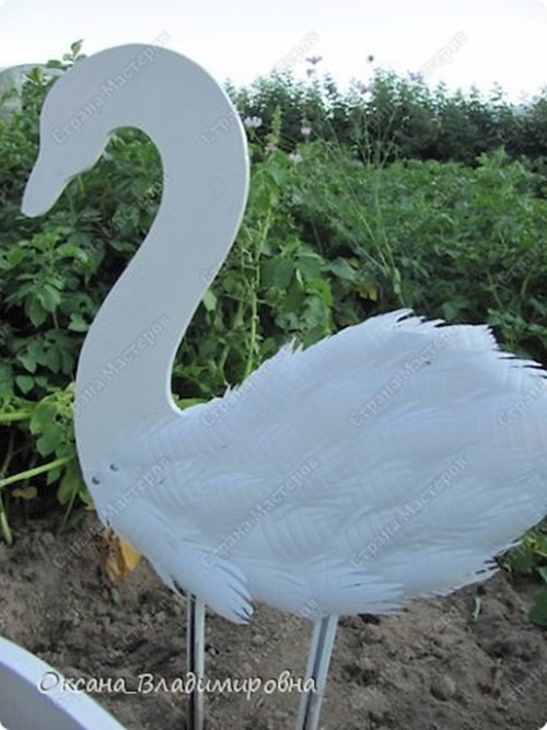 DIY Swan Garden Decorations Using Plastic Bottles