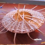 diy-weaving-pretty-hats-from-newspaper-tubes-00-18