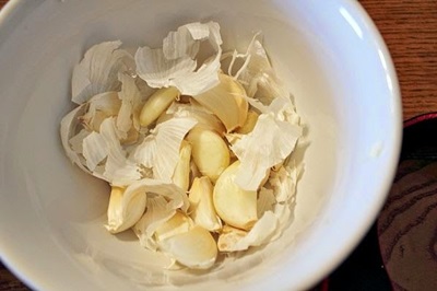 how-to-easily-peel-a-garlic-in-just-seconds-4