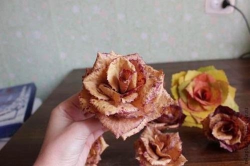 diy-roses-from-autumn-leaves-11