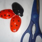 diy-cute-ladybug-with-plastic-spoon-03