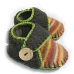 easy-and-cuddly-diy-ideas-for-recycling-old-Sweater baby slippers