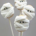 halloween-treats-mummy-cookie-pops