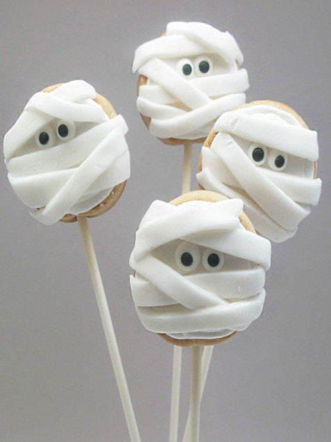 halloween-treats-mummy-cookie-pops