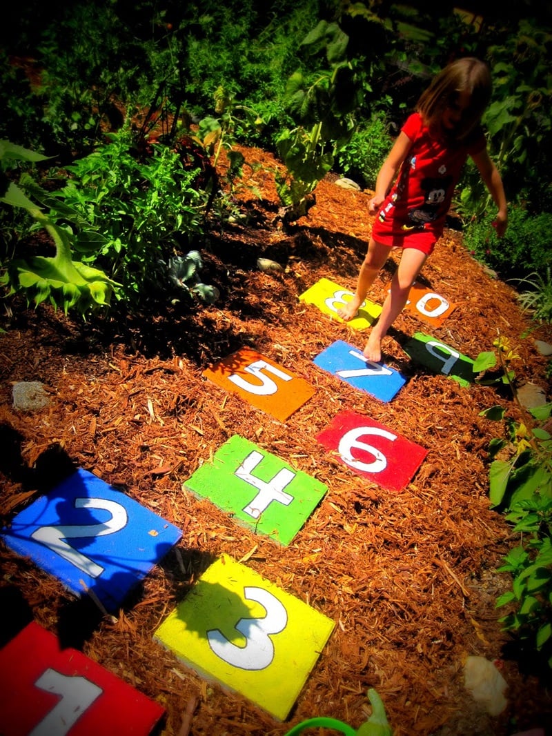 Cool DIY Garden Path Ideas hopscotch stepping stone