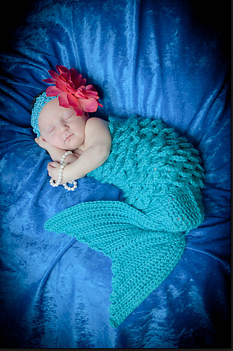 This cute little mermaid photo prop set would make a fabulous addition to any photographer’s repertoire. #Crochet 