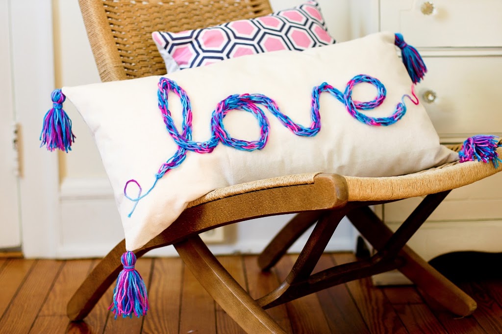 Finger Knitting Projects-DIY Tasseled Love Pillow