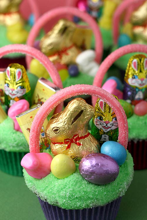 These Easter Basket Cupcakes are simple and super cute. Whats better than cupcake and candy to eat? #Easter #Cake #Food