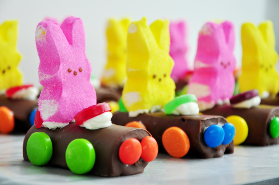 DIY Easter Bunny Peeps Race Cars #Easter #Bunny #Food
