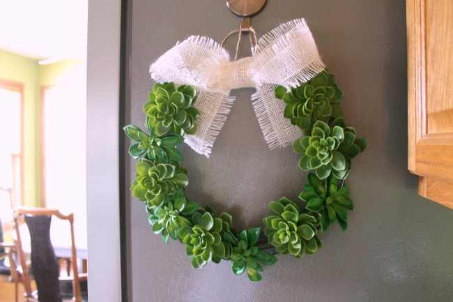 How to Make a Living Succulent Wreath #Succulent #Wreath