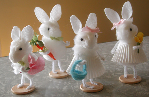 Pom Pom Easter Bunnies are easy to make and are perfect for your child's Easter basket! Just follow along this easy Pom Pom Easter Bunny craft tutorial! #Easter #Bunny #Pom-pom #Craft