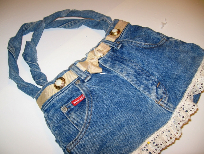 How to Make a Cute Purse from a Pair of Old Blue Jeans