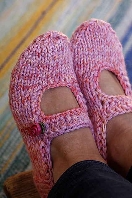 Knitting AK's slippers with Free Pattern