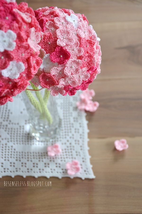 Crocheted Flowers to Wear - Kit 4 - Rosie and Hydrangea flowers